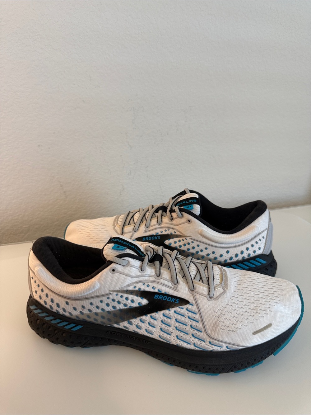 Brooks Men’s Adrenaline 21 White and Blue Athletic Running Shoes Size 10